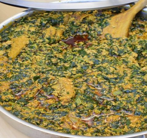 Sauce egusi africaine servie avec un accompagnement