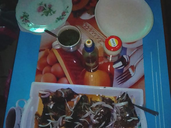 Poisson grillé camerounais servi avec miondo