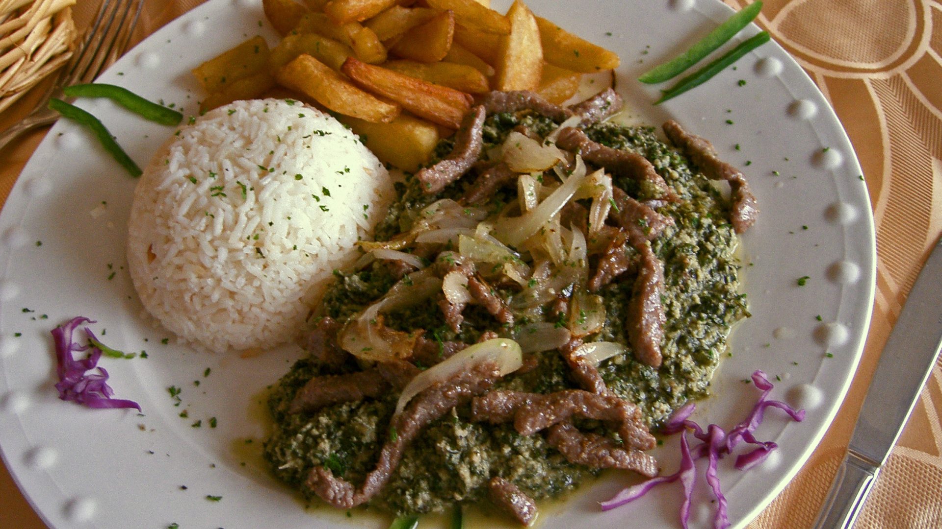 Ndolé camerounais accompagné de plantains et de riz