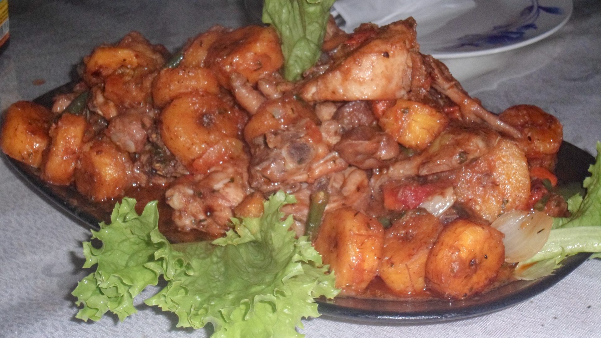 Poulet DG camerounais servi avec des plantains
