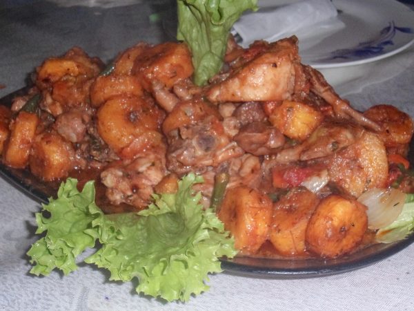 Poulet DG camerounais servi avec des plantains
