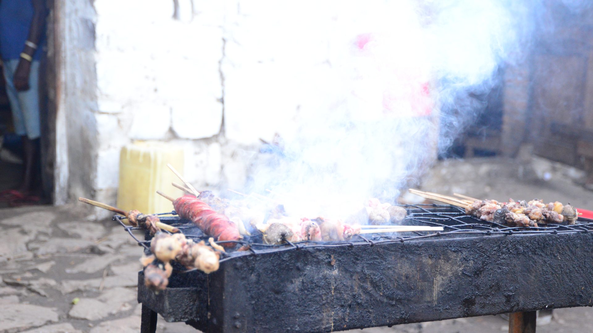 Brochettes de viande africaine grillées