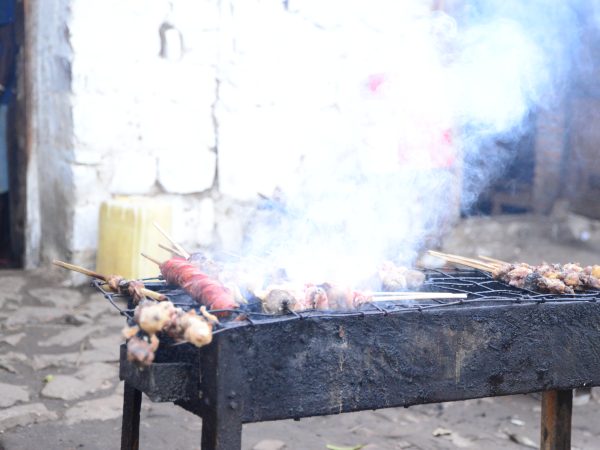 Brochettes de viande africaine grillées