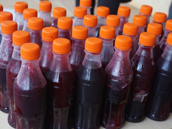 Jus de bissap africain servi frais